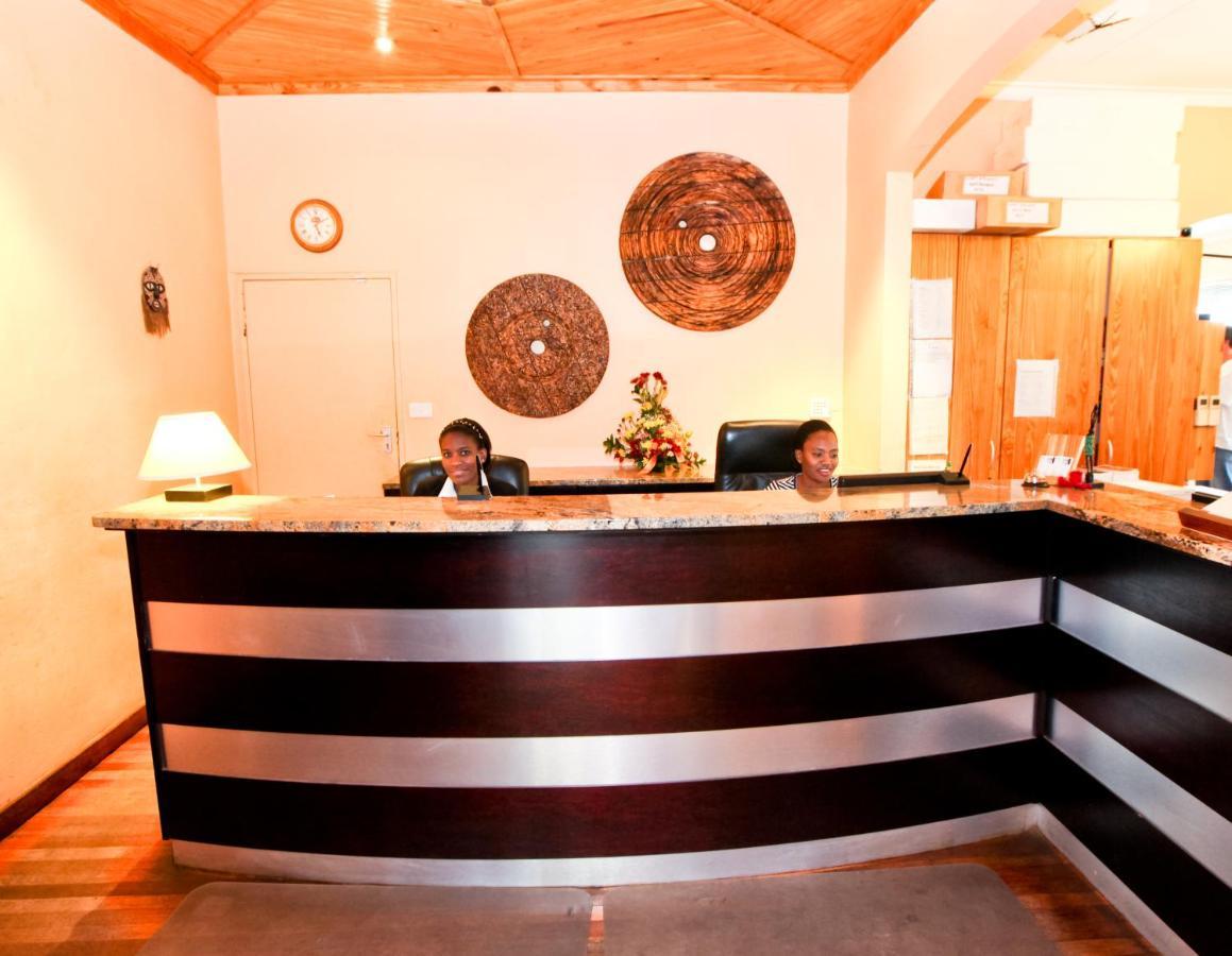 Auberge de jeunesse Back2Roots Backpackers à Windhoek Extérieur photo