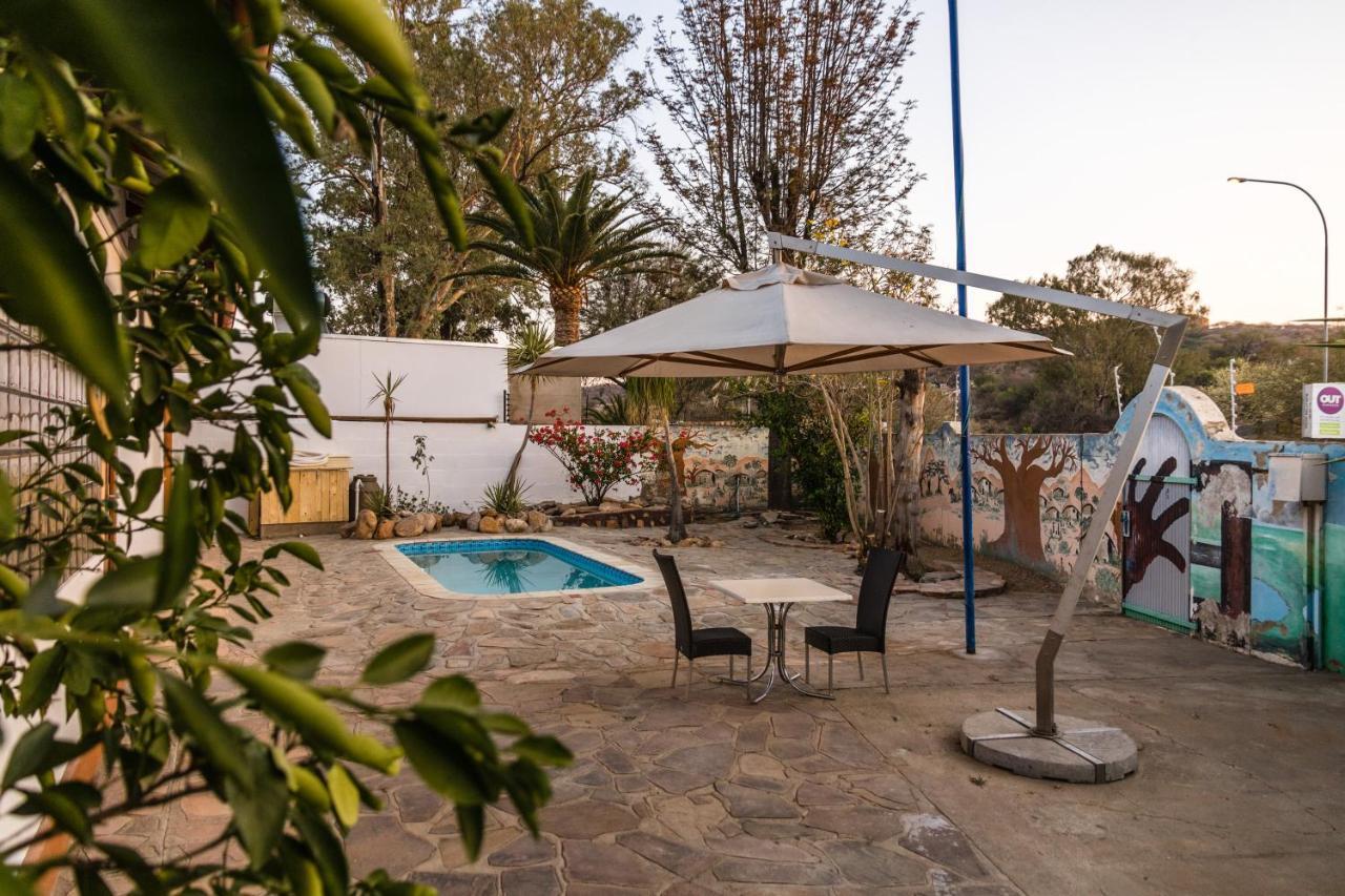 Auberge de jeunesse Back2Roots Backpackers à Windhoek Extérieur photo